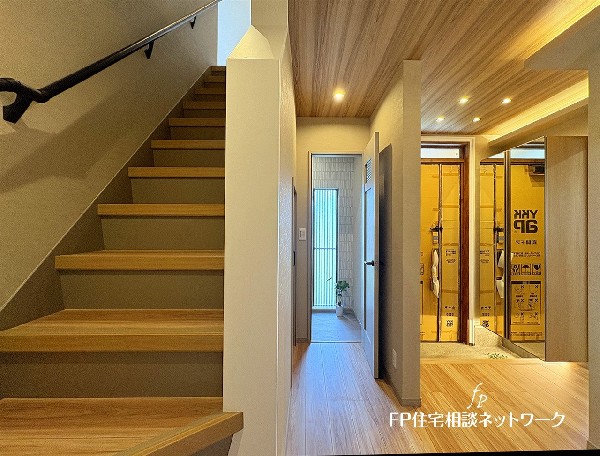 広々とした玄関ホール。訪れる人を魅了する趣のある空間。玄関ホールがスッキリ広々としていると帰る時も出ていく時も気持ちが良い。来客を出迎える玄関が綺麗ならその家の印象が良くなりますね。