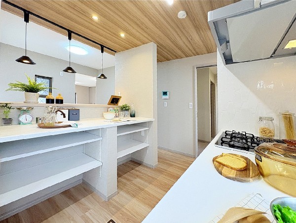 広々としたシステムキッチンとシンプルなホワイトの収納棚は、調理器具や食器などの収納だけでなく、お好みのインテリアを飾るスペースとしてもお使いいただけます