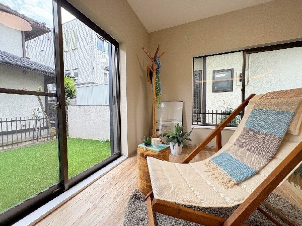 三面採光のリビングの大きな窓から続くテラスは開放的で、庭との一体感を創り出しています。お家の敷地内でお外時間を満喫できますね。