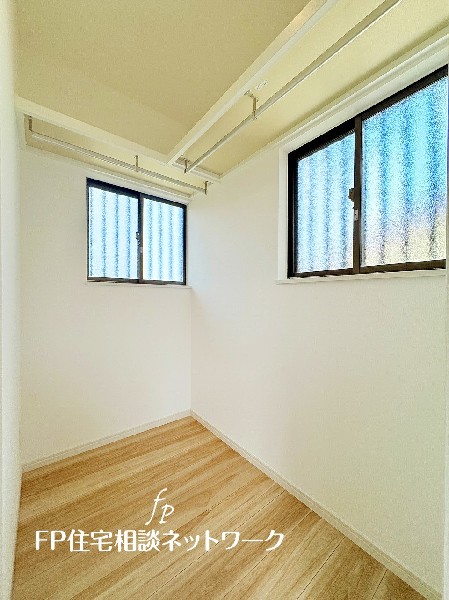 2面採光でお部屋の隅々まで明るい印象の居室。おひさまの光を、爽やかな風をたっぷりと取り込めます。居室内はいつも明るいので、毎日の生活も自然と明るくなりますね。