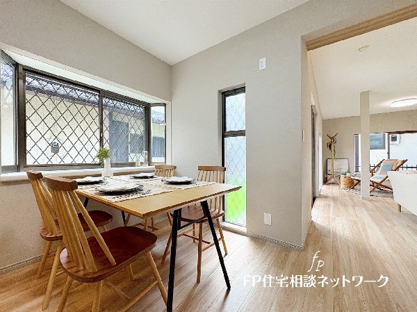 明るい陽光の射し込むリビングダイニングは、ナチュラルで落ち着いた印象。家族との寛ぎの場としてはもちろん、時にはお客様を招き、語らいを愉しむ迎賓の空間ともなります。