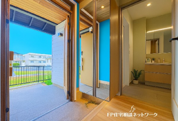 高級感が漂う玄関。親子タイプの観音開きドアなので、開放すると広々。荷物搬入時も助かります。