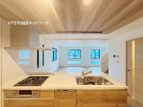 リビングで遊ぶお子様を見守りながらお料理が出来る対面式カウンターキッチンは、料理をしながらご家族との会話を楽しめます。毎日のお料理も楽しくなりますね。