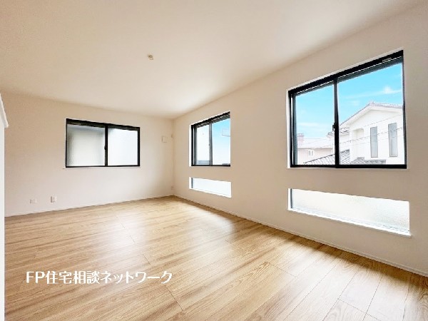 オープンな空間を生み出す、広がりとゆとり。家族と過ごす時間を大切にしたい方にぴったりのゆとりある住空間です。日差しがリビングの隅々までしっかりと届きます。