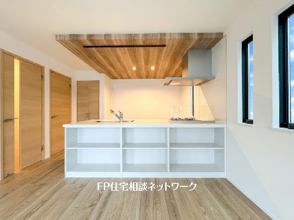 リビングを見渡せるペニンシュラキッチンなら子供を見守りながら食事の支度が出来る。スタディコーナーを設ければ勉強も教えられる。見通し良ければいいこと尽くし。