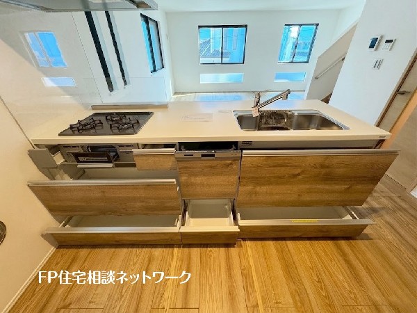 スライド収納付きのシステムキッチン。料理器具なども収納できて出し入れもスムーズ。収納量もたっぷりなので料理器具やストック調味料なども入れられる。
