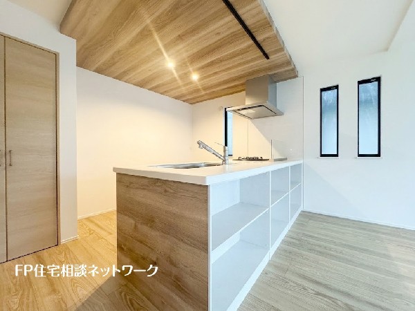 ペニンシュラキッチンですので、出来上がったお料理をカウンターに並べてお子様が運ぶなど、お手伝いの時間も増えそうですね。深まるコミュニケーションが大切です。