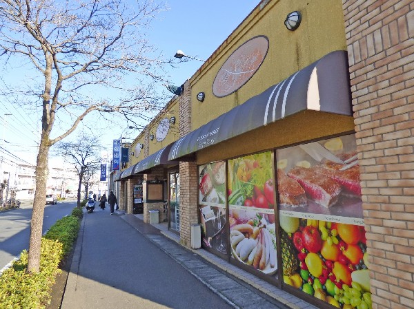 周辺環境:フレスコベンガベンガ長沢店(品揃えも豊富で低価格。このエリアの買い物事情は困りません。)