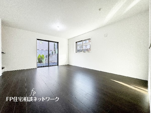 オープンな空間を生み出す、広がりとゆとり。家族と過ごす時間を大切にしたい方にぴったりのゆとりある住空間です。日差しがリビングの隅々までしっかりと届きます。