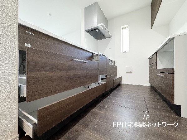 スライド収納付きのシステムキッチン。料理器具なども収納できて出し入れもスムーズ。収納量もたっぷりなので料理器具やストック調味料なども入れられる。