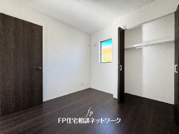 シックな色合いを基調にしたフローリングは心地よく飽きのない色合いで、カーテン、家具などのインテリアを合わせやすいのもうれしい。 