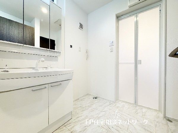 鏡の裏に収納棚を確保した三面鏡を採用。化粧品や歯ブラシなどを機能的に収納。