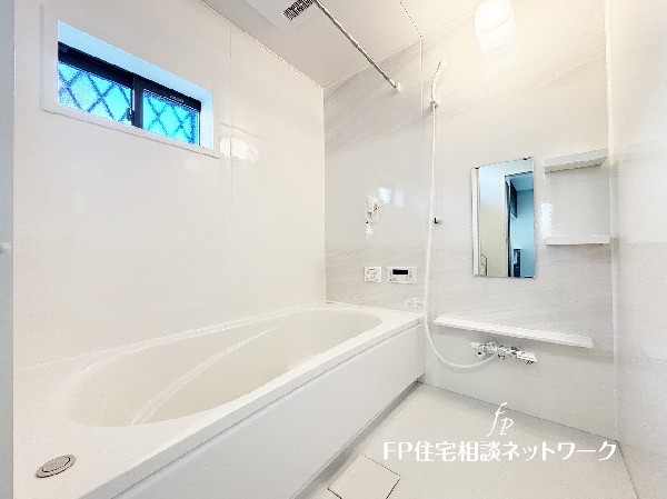 ゆったり入れる一坪バス。足を伸ばして入れるサイズは一日の疲れを癒すのに嬉しい広さ。お子様と一緒の入浴でも充分な広さです。