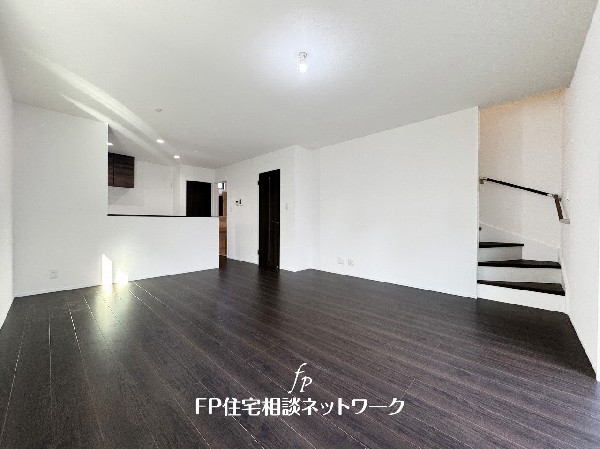 家族だんらんのスペースとなるリビング。家具の配置がしやすい広さを確保しつつ、窓が多い設計は色々な角度から光が取り込めるこだわりの間取りです。