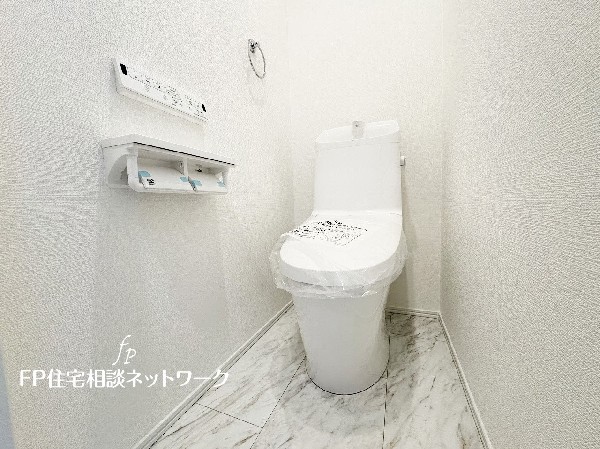 ウォシュレット、暖房便座機能付のトイレです。従来型に比べ節水効果があり、お手入れもしやすいので、家計も家事の負担も軽減してくれます。 