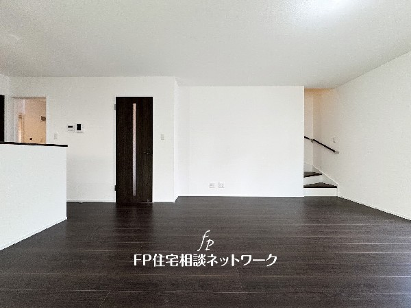 想像以上の質感が訪れる者の心を離さない。フローリング素材、窓の配置、壁面タイル、カラーバランス、どれをとってもワンランク上の仕上がり。