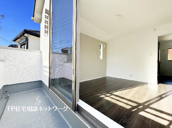 大きな窓で日差しを長時間受ける事が出来る暖かいお部屋です。もちろんペアガラスで、遮音性にも優れ、結露も発生しにくい構造。