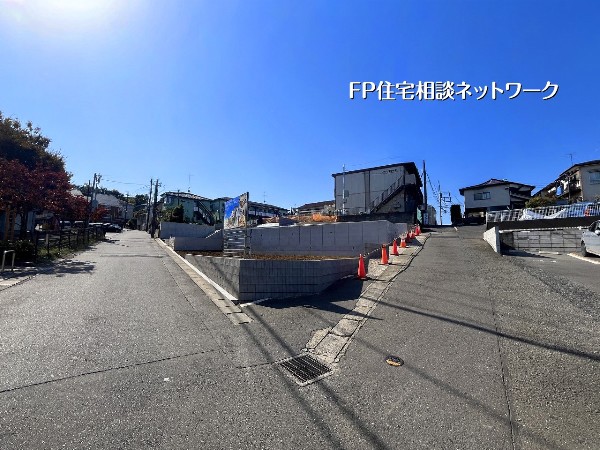 外観:青空が広がる開放感たっぷりの角地です。陽当たりも良く、理想の住まいを建てるのにぴったりな環境。周辺は落ち着いた住宅街で、新しい生活を穏やかにスタートできます。