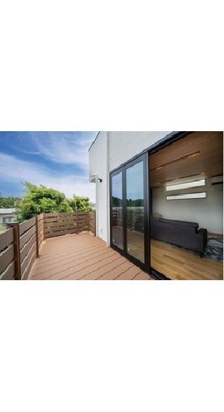 外観:【建物プラン例 建物価格1980万円、建物面積100m2】開放感あふれるバルコニー。リビングとつながる心地よい空間で、青空の下のリラックスタイムを満喫できます。