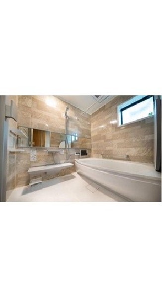 【建物プラン例 建物価格1980万円、建物面積100m2】1.25坪の広々としたユニットバスと、上質な石目調デザインが魅力のバスルーム。広々とした浴槽で、心も体もリラックスできる癒しのひとときを。
