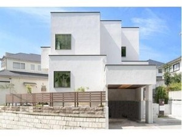 外観:【建物プラン例 建物価格1980万円(税込み)、建物面積100m2】白を基調とした洗練のモダンデザイン。直線が織りなす美しい外観が、街並みに映える上質な住まいです