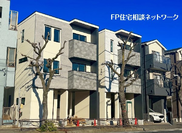 外観:スタイリッシュなデザイナーズ住宅！室内にもアクセントクロスを採用し注文住宅の様なお洒落な空間です。