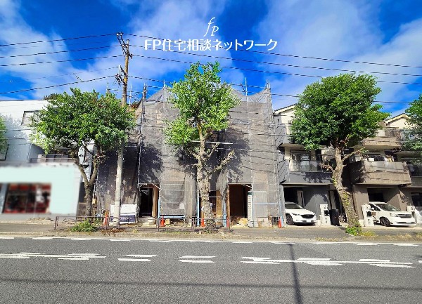 外観:南側は広々とした道路で建物がないので、太陽の日差しが降りそそぎ19帖のＬＤＫは家族の憩いの空間に最適です。で太陽の日差しが降りそそぐ明るい住宅です。