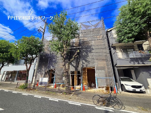 外観:前面道路には歩道も完備されており、小さなお子様が車道に飛び出してしまう心配もないので安心です。