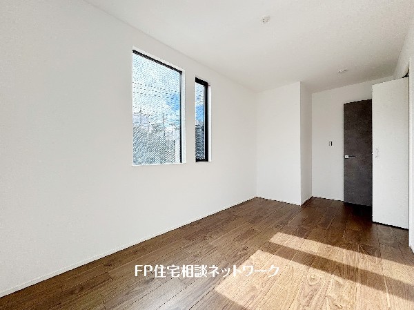 シックな色合いを基調にしたフローリングは心地よく飽きのない色合いで、カーテン、家具などのインテリアを合わせやすいのもうれしい。