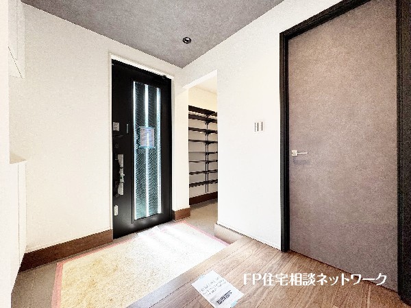 大容量のシューズクローゼットが嬉しい住まい。ご家族全員の靴はもちろん、お子様のおもちゃやベビーカー、ゴルフバックなどスッキリまとめて収納できます。