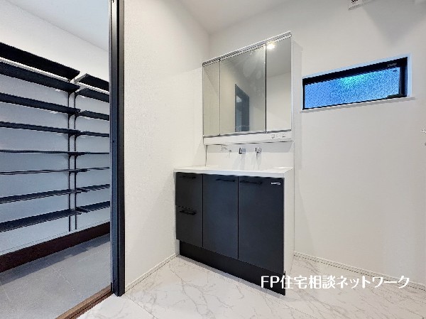 鏡の裏に収納棚を確保した三面鏡を採用。化粧品や歯ブラシなどを機能的に収納。また、三面鏡の本当の利点は三枚の鏡を合わせることで、頭の側面や背面が見れること。