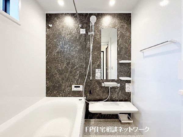 ゆったり入れる一坪バス。足を伸ばして入れるサイズは一日の疲れを癒すのに嬉しい広さ。お子様と一緒の入浴でも充分な広さです。