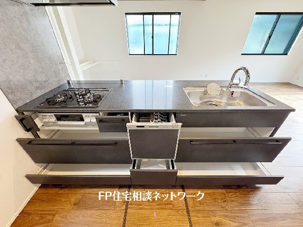 スライド収納付きのシステムキッチン。料理器具なども収納できて出し入れもスムーズ。収納量もたっぷりなので料理器具やストック調味料なども入れられる。