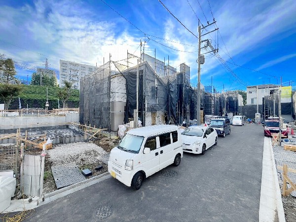 外観:前面道路の幅員は5mあり、敷地と道路に高低差が無いので車の運転が苦手な方でも安心です。