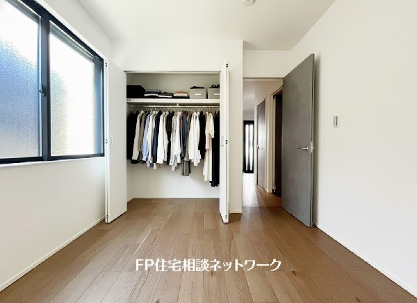 全居室には大型の収納クローゼットを完備。普段使いのお洋服や小物はもちろん、季節物のお洋服などもしっかりと整理整頓出来る。居室空間を隅々まで使えるのが嬉しい。
