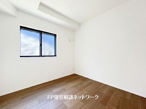 2面採光でお部屋の隅々まで明るい印象の居室。おひさまの光を、爽やかな風をたっぷりと取り込めます。居室内はいつも明るいので、毎日の生活も自然と明るくなりますね。