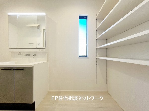 大型収納を設けたシャワー付き洗面台で快適な暮らしを。収納力と機能性に優れたお手入れラクラクの洗面台で、忙しい時間でも身支度準備がスムーズに出来そうですね。