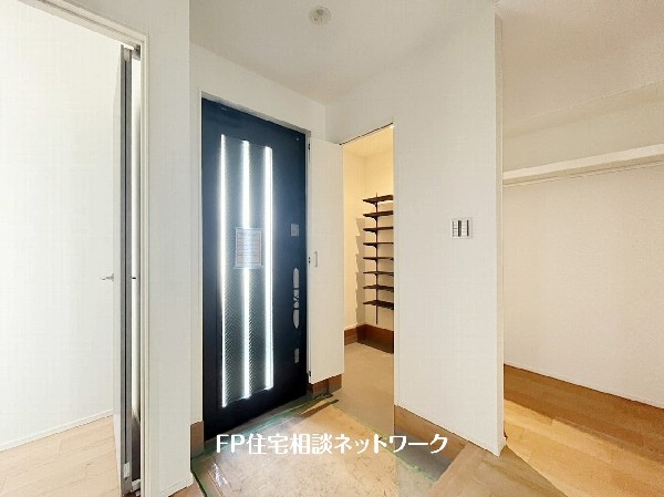 玄関ホールがスッキリ広々としていると帰る時も出ていく時も気持ちが良い。来客を出迎える玄関が綺麗ならその家の印象が良くなる。