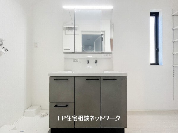 鏡の裏に収納棚を確保した三面鏡を採用。化粧品や歯ブラシなどを機能的に収納。また、三面鏡の本当の利点は三枚の鏡を合わせることで、頭の側面や背面が見れること。