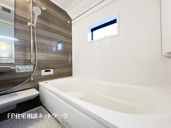 ゆったり入れる一坪バス。足を伸ばして入れるサイズは一日の疲れを癒すのに嬉しい広さ。お子様と一緒の入浴でも充分な広さです。