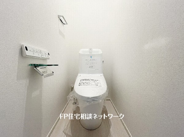 ウォシュレット、暖房便座機能付のトイレです。従来型に比べ節水効果があり、お手入れもしやすいので、家計も家事の負担も軽減してくれます。