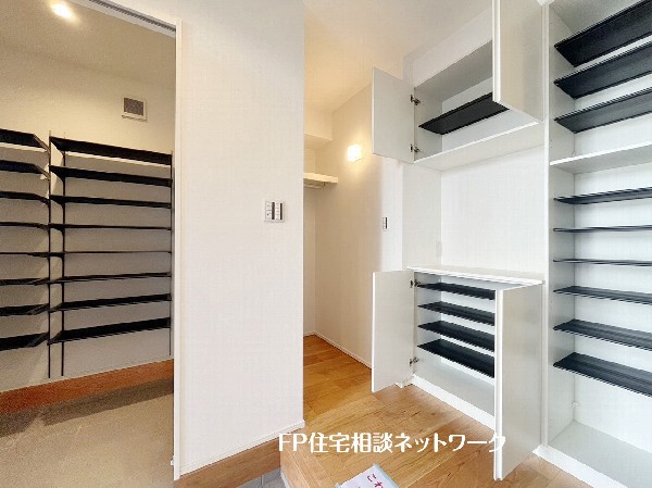 シューズクロークは可動式なので、ロングブーツや長靴も棚の移動で収納できる。家族の履物が多くても安心。玄関が綺麗に整頓されているかどうかで、その家の印象が決まる。