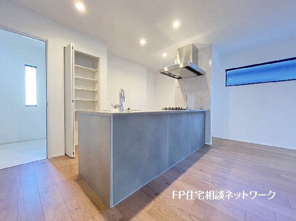 リビングで遊ぶお子様を見守りながらお料理が出来る対面式カウンターキッチンは、料理をしながらご家族との会話を楽しめます。毎日のお料理も楽しくなりますね。