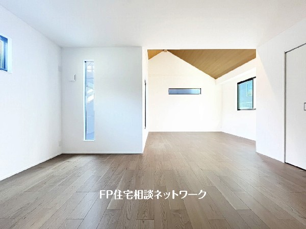 快適性とゆとりをデザインしたリビングは20.62帖もの広さ。2階リビングなので、目線を気にせず昼夜窓を開放しても寛げる。陽当たりの良さはもちろん、眺望良好です。