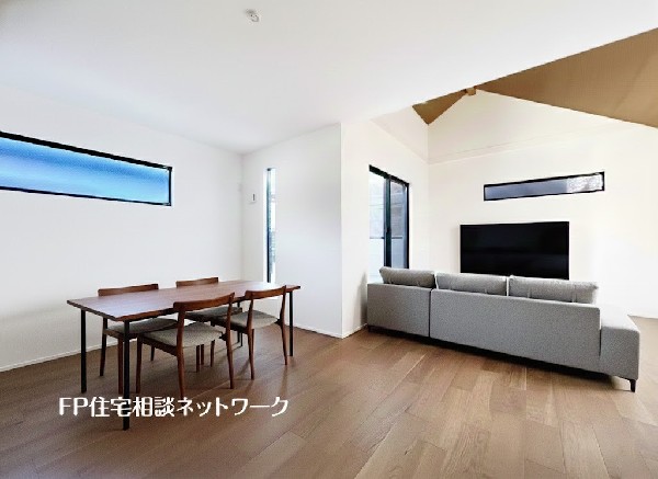 家族だんらんのスペースとなるリビング。家具の配置がしやすい広さを確保しつつ、窓が多い設計は色々な角度から光が取り込めるこだわりの間取りです。