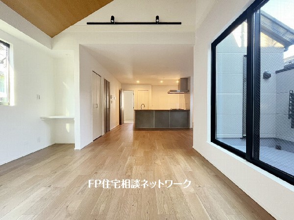 オープンな空間を生み出す、広がりとゆとり。家族と過ごす時間を大切にしたい方にぴったりのゆとりある住空間です。日差しがリビングの隅々までしっかりと届きます。