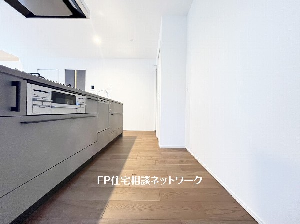 新しいキッチンは食事の支度も楽しく出来る。お手伝いをしてくれるお子様と並びながら準備や片付けが出来るキッチンは、ご家族のコミュニケーションを育む場として活躍します。