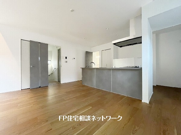 アイランドキッチンですので、出来上がったお料理をカウンターに並べてお子様が運ぶなど、お手伝いの時間も増えそうですね。