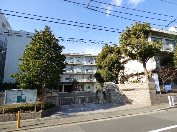 周辺環境:北綱島小学校(学校教育目標は<心をあわせ あかるくのびる 北綱の子> )