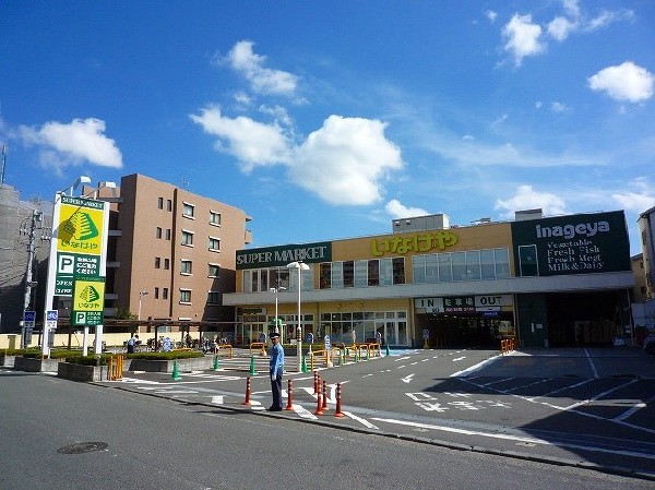 周辺環境:いなげや横浜綱島店(いなげやは午前9時30分~夜22時まで営業 駐車場は92台 「吉田口」バス停より徒歩1分です。)